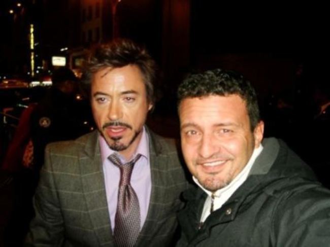 Un fan insieme a Robert Downey Jr. mentre rutta