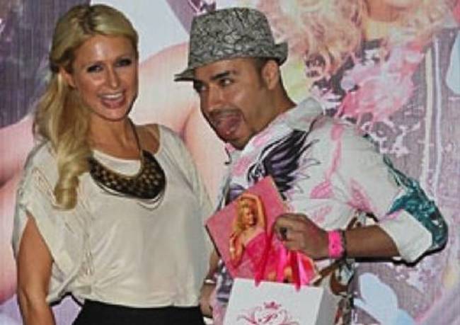 Paris Hilton con un fan più scemo di lei