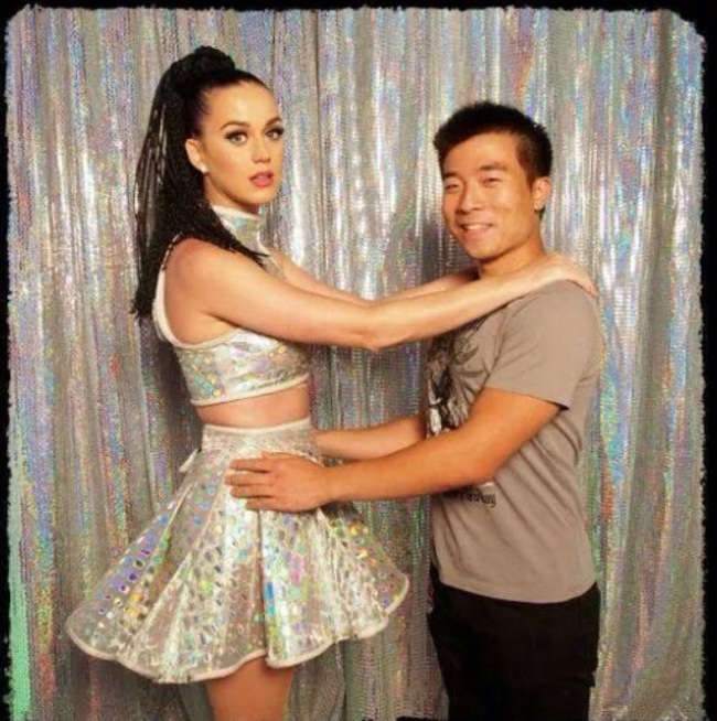 Katy Perry ed un fan. Forse stretti in un abbraccio