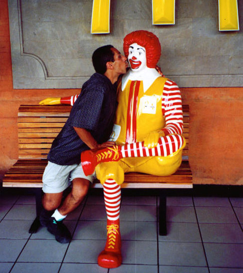 mcdonald-statue-cheek-kiss