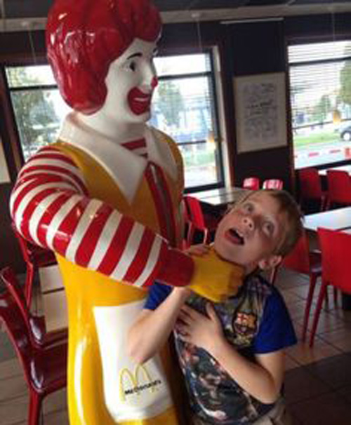 mcdonald-statue-choking-kid