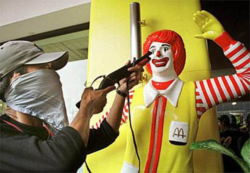 mcdonald-statue-gun-face