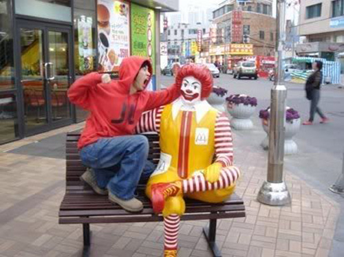 mcdonald-statue-scream-punch