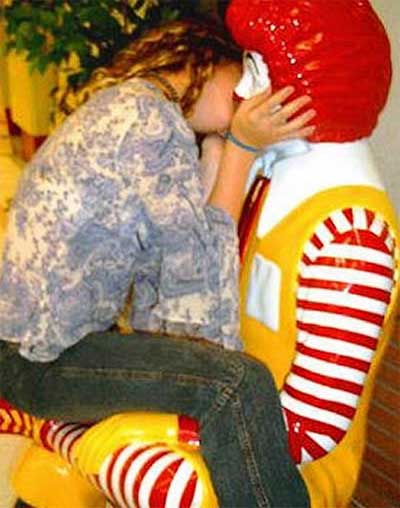 ronald-mcdonald-statue-epic-kiss