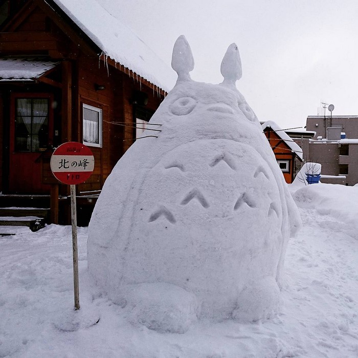 creative-snow-sculptures-heavy-snowfall-japan-15-587e2144ed89e__700