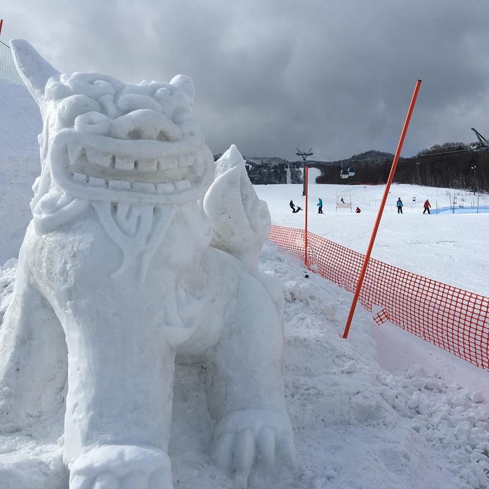 creative-snow-sculptures-heavy-snowfall-japan-16-587e2146ead82__700