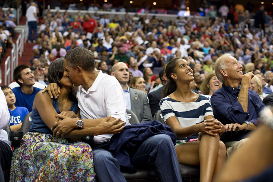 michelle-barack-obama-love-photos-20-587ce81ddd430__880